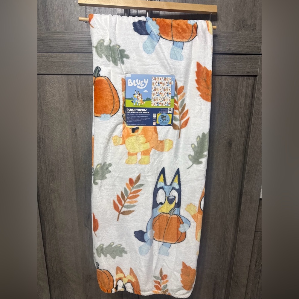 New Bluey & Bingo Fall Pumpkin & Leaves Plush 50" x 70" White Throw Blanket - Picture 1 of 10